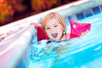 Bambinischwimmen: AdobeStock_56025350-by-fotoskaz
